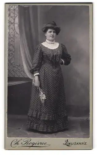 Fotografie Ch. Rogivue, Lausanne, bürgerliche Dame im langen Kleid mit Blumen in der Hand