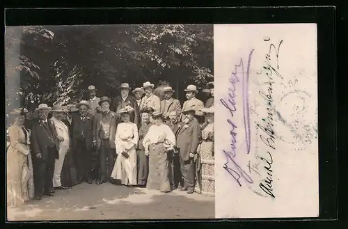 Foto-AK Bürgermeister Carl Lueger inmitten einer Gruppe der besseren Gesellschaft, original Autograph