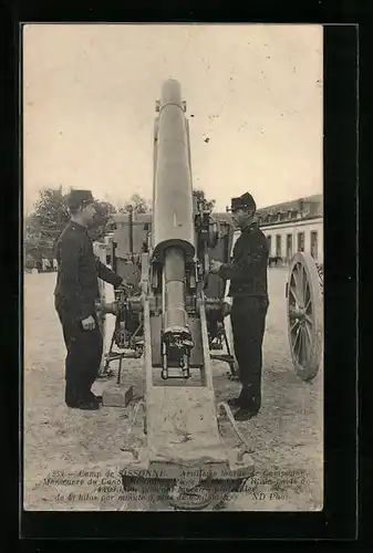 Künstler-AK Camp de Sissonne, Artilleristen mit ihrem Geschütz auf dem Exerzierplatz