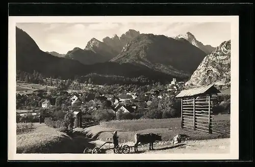 AK Mojstrana, Ortsansicht mit Triglav hinter Bauer mit Ochsengespann