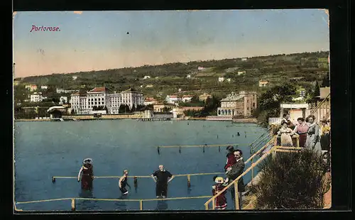 AK Portorose, Ausflügler mit den Beinen im Wasser