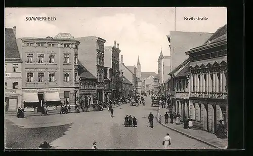 AK Sommerfeld /N.-L., Breitestrasse mit Passanten, Warenhaus Wiener und Blick auf Kirche