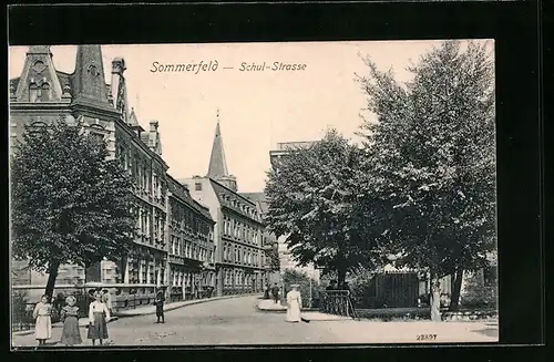 AK Sommerfeld, Partie in der Schul-Strasse mit Passanten und Blick zur Kirche