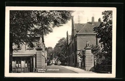 AK Aurich /Ostfriesland, Strasse mit Bäumen vor dem Postamt