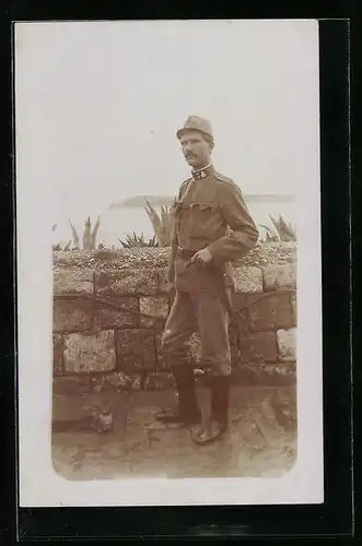 Foto-AK Junger Soldat auf einer Terrasse mit Meeresbllick