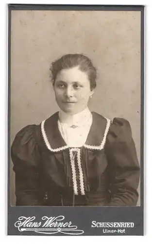 Fotografie Hans Werner, Schussenried, Ulmer-Hof, Portrait brünettes Fräulein in bestickter Bluse