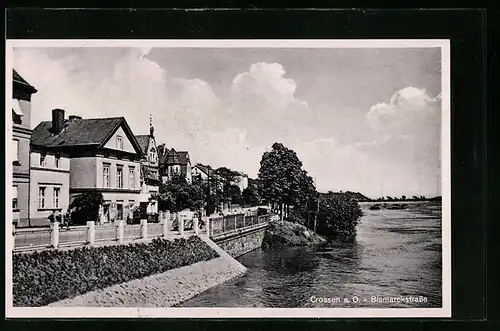 AK Crossen a. O., Blick vom Wasser auf die Bismarckstrasse