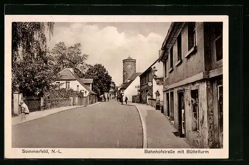 AK Sommerfeld /N.-L., Bahnhofstrasse mit Büttelturm