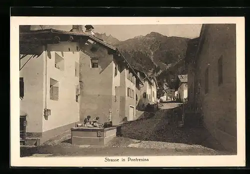 AK Pontresina, Strassenpartie mit Gebäudeansicht und Brunnen