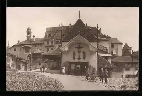 AK Gruyères, Strassenpartie mit Kirche