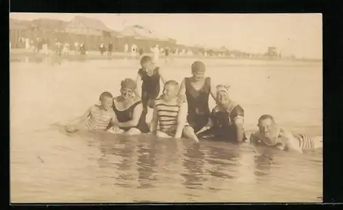 Foto-AK Familie in Bademode am Strand