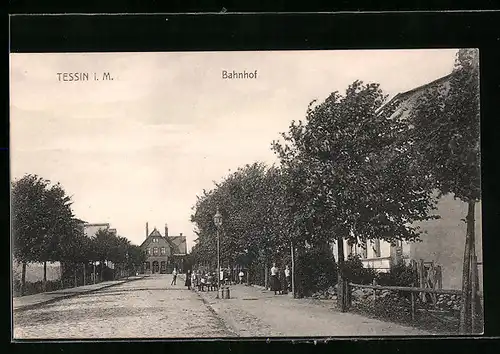 AK Tessin i. M., Strasse am Bahnhof