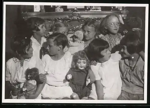 Fotografie Spielzeug, Mädchen spielen mit ihren Puppen, Puppe / Doll