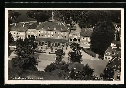 AK Bad Salzhausen, Staatliches Kurhaus mit Strasse, Fliegeraufnahme