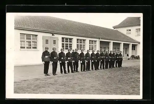 AK Versammelte Löschmannschaft vor ihrem Depot, Feuerwehr