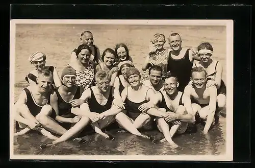 Foto-AK Fröhliche Gruppe in Badekleidung im seichten Wasser