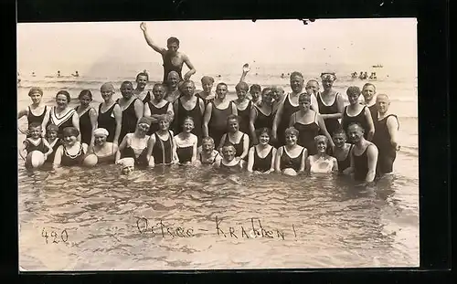 Foto-AK Gutgelaunte Gruppe im Wasser der Ostsee, Bademode