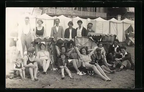 Foto-AK Gruppe um Strandliegen am Meer, Bademode