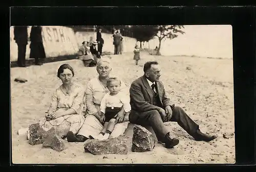 Foto-AK Kleine Gruppe mit Kind in ziviler Kleidung am Strand