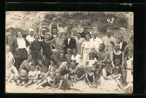 Foto-AK Grosse Gruppe in Badebekleidung in den Dünen