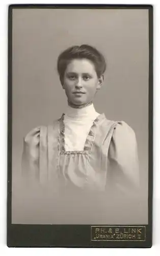 Fotografie Ph. & E. Link, Zürich, Urania, junge Dame im hochgeschlossenem Kleid