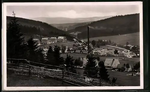 Fotografie Brück & Sohn Meissen, Ansicht Carlsfeld i. Erzg., Blick in den Ort mit der Glashütte