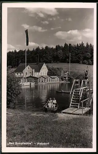 Fotografie Brück & Sohn Meissen, Ansicht Hetzdorf, Turmspringer und Ruderer im Freibad Bad Sumpfmühle