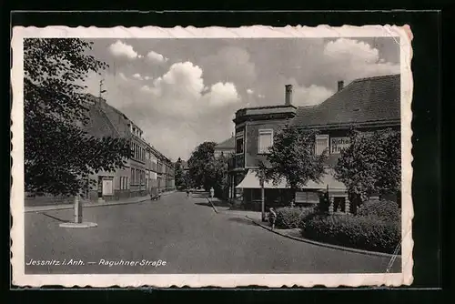 AK Jessnitz i. Anh., Raguhner Strasse mit Geschäft