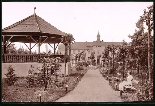 Fotografie Brück & Sohn Meissen, Ansicht Königsbrück, Park an der Garnisonsverwaltung des Truppenübungsplatz