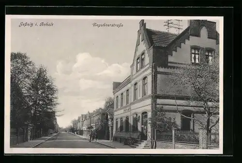 AK Jessnitz i. Anh., Passanten in der Raguhnerstrasse