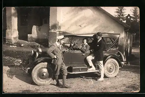 AK Dame im Chevrolet Auto neben zwei Herren