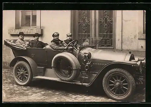 Foto-AK Soldaten und Herren im Anzug im Benz Auto