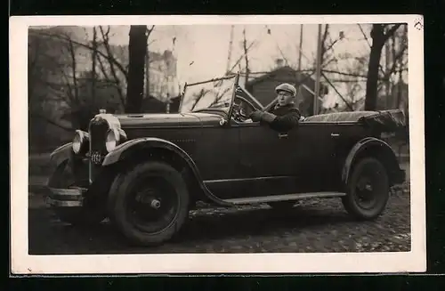 Foto-AK Fahrer am Steuer seines Automobils