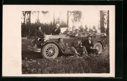 Foto-AK Gesellschaft bei einer Spritztour im Dofge-Automobil