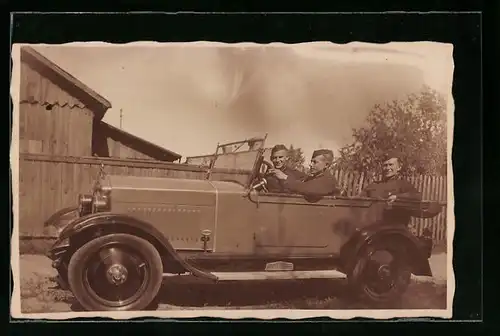 Foto-AK Soldaten im Automobil von Opel