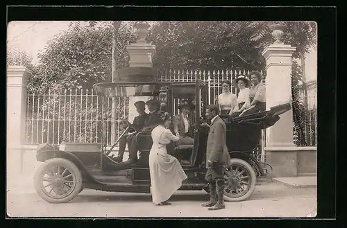 Foto-AK Herrschaften am Auto vor einem Tor