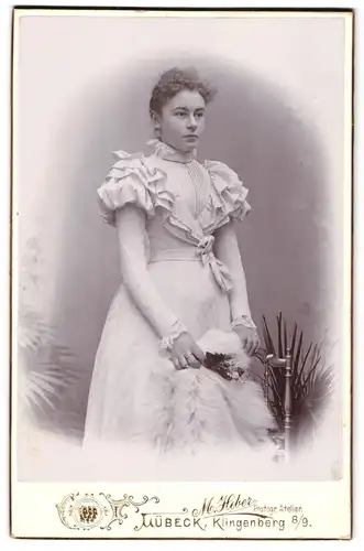 Fotografie M. Heber, Lübeck, Klingenberg 8-9, Junge Dame im weissen Kleid