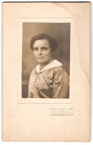 Fotografie Gustav Brenner, Stuttgart, Eberhardstrasse 53, Junge Dame in Bluse mit Halskette