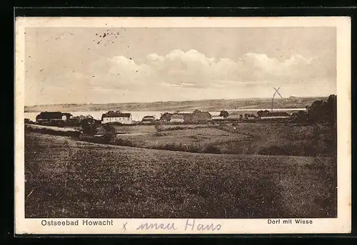 AK Howacht, Dorf mit Wiese mit Blick zum Meer