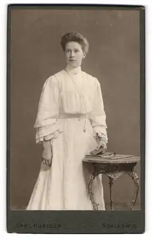 Fotografie Carl Hüseler, Schleswig, Stadtweg 34, Elegante Dame im Spitzenkleid mit Hochsteckfrisur