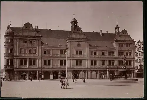 Fotografie Brück & Sohn Meissen, Ansicht Torgau, Friseur & Tabakwarenladen am Rathaus