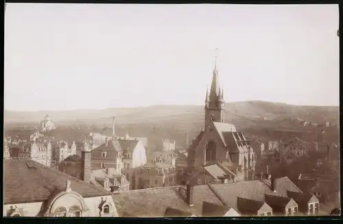 Fotografie Brück & Sohn Meissen, Ansicht Deuben b. Freital, Blick auf den Ort mit evangelischer Kirche