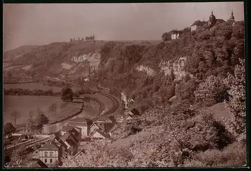 Fotografie Brück & Sohn Meissen, Ansicht Dornburg / Saale, Teilansicht des Ortes mit Eisenbahngleisen und Bahnübergang