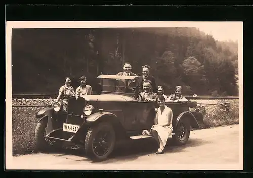 Foto-AK Ausflügler am Wandereo-Auto auf der Strasse