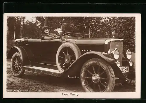 AK Schauspielerin Lee Parry im Auto