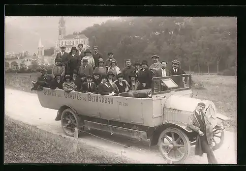 Foto-AK Lastkraftwagen Service des Grottes de Betharram auf der Strasse