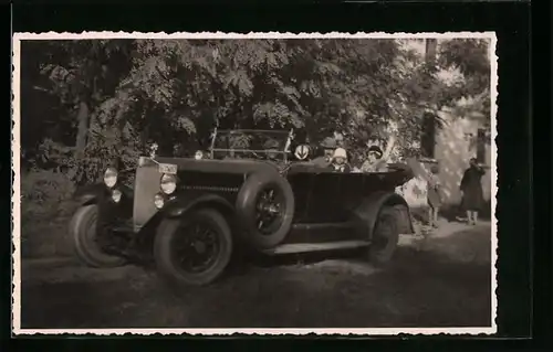 Foto-AK Familie im Auto von Mercesdes Benz