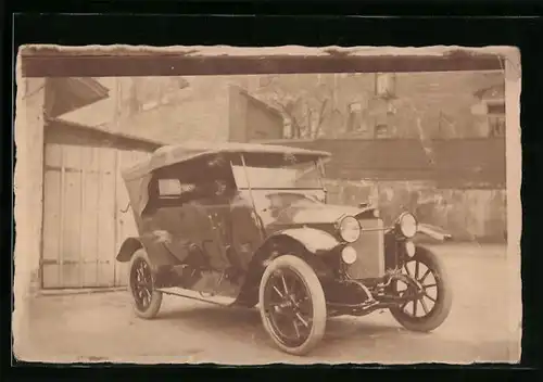 Foto-AK Benz-Auto steht im Hof