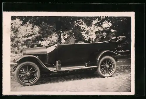 Foto-AK Herrschaften mit Chaffeur im Auto