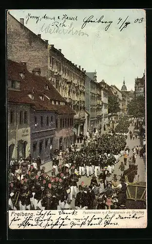 AK Freiberg, Poststrasse mit der Bergparade am Streittag